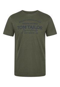 Camiseta de algodón verde caqui con cuello redondo y mangas cortas. En el frente se muestra texto en azul oscuro junto con el logo y los detalles del año de establecimiento.