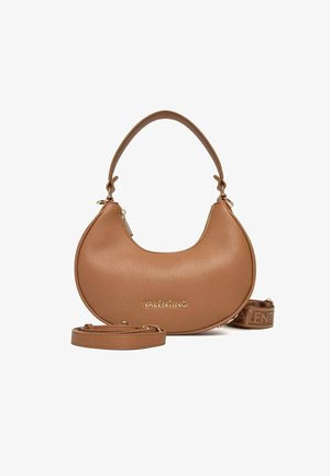 Borsa a mezzaluna in pelle martellata color cammello con manico corto, tracolla lunga removibile e logo "Valentino" dorato sul davanti.