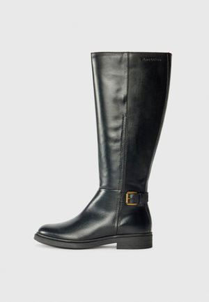 Černé kožené vysoké boty po kolena s hladkým povrchem, kulatou špičkou a detaily postranní spony; jemné stehy podél švů.