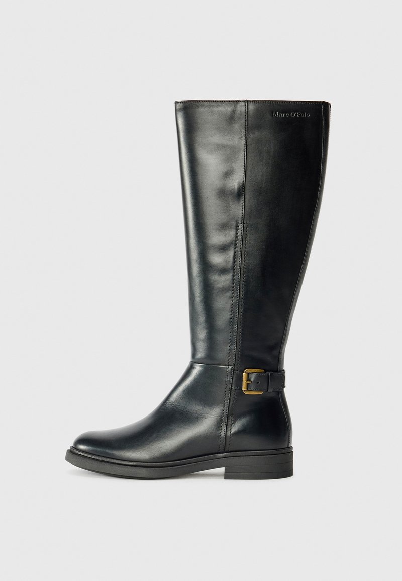 Botte en cuir noir montante avec une finition lisse, bout rond et détail de boucle sur le côté ; couture discrète le long des coutures.