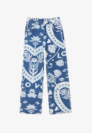 Pantalon large en denim bleu avec imprimés floraux blancs, cœurs, yeux et graphique "LOVE", doté de poches avant et d'une fermeture à bouton.