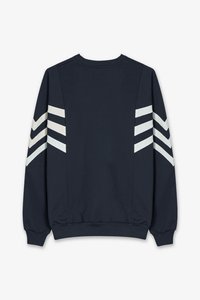 Mornarskoplavi dukserica od mekog materijala; sadrži tri bijela chevron uzorka na rukavima te rebraste manšete i donji rub.