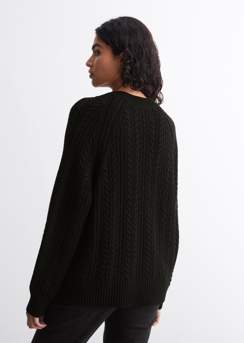 Schwarzer Strickpullover mit strukturiertem Zopfmuster, gerippten Bündchen und Saum, entspannter Passform und rundem Ausschnitt.