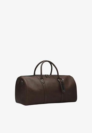 Ruskea nahkainen duffel-laukku, jossa on kaksi pyöreää kahvaa, vetoketjukiinnitys ja matkatavaratunniste. Sileä rakenne ja pyöreä muoto, jossa on hienovaraisia ompeluyksityiskohtia.