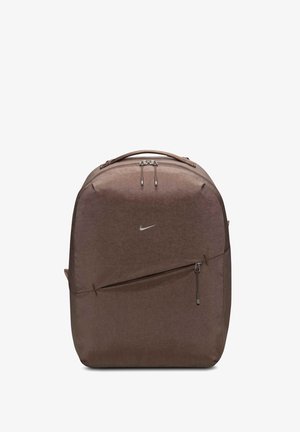 Mochila de nylon marrón con una superficie texturizada, doble cierre superior, bolsillo frontal con cremallera y un pequeño logo plateado de Nike en la parte delantera.