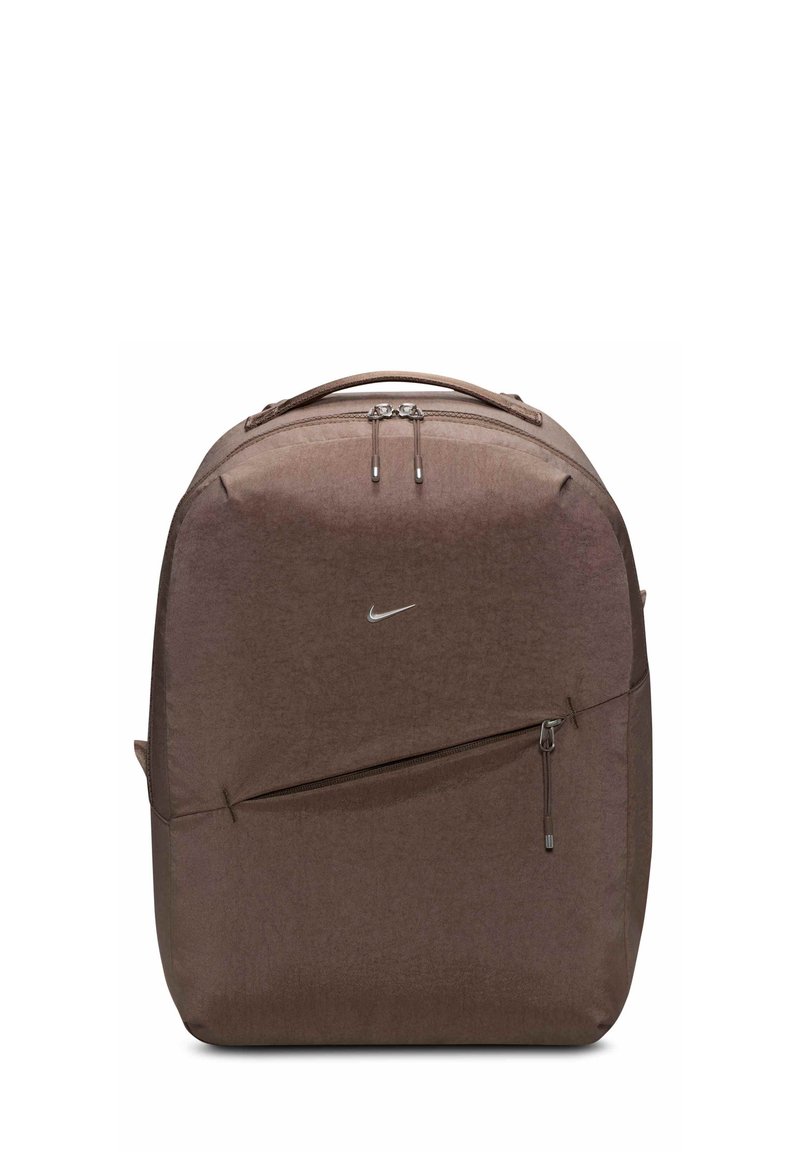 Mochila de nylon marrón con una superficie texturizada, doble cierre superior, bolsillo frontal con cremallera y un pequeño logo plateado de Nike en la parte delantera.