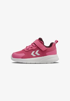 Rosa børnesneaker med hvid sål, mesh-overdel, velcrolukning, snøredetalje og to hvide pileformede logoer på siden.