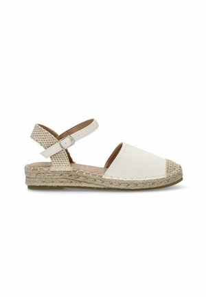 Sandalia espadrille blanca con punta redonda, suela de yute trenzado y correa en el tobillo. La parte superior presenta una textura suave con un diseño en la parte trasera.
