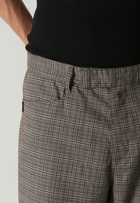 Former SLACK - Nohavice - brown/grey