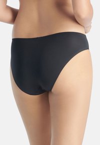 Zwarte bikini bottom met een gladde, matte textuur. Heeft een gemiddelde dekking en een lage taille, ontworpen voor een comfortabele pasvorm.