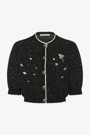 Cardigan noir avec des accents argentés, encolure ronde et cinq boutons. Présente des éléments décoratifs dispersés, y compris des étoiles et des cœurs.