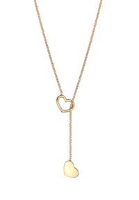 Collana color oro con una catena che presenta un pendente a forma di cuore aperto di dimensioni maggiori e un pendente a forma di cuore solido più piccolo appeso sotto.