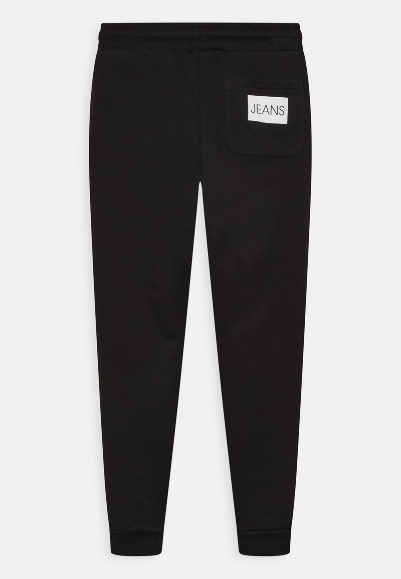 Kinder Stoffhosen | Calvin Klein Jeans INSTITUTIONAL LOGO Jogginghose black/schwarz - LI44217 Kinder Stoffhosen | Calvin Klein Jeans INSTITUTIONAL LOGO Jogginghose black/schwarz - LI44217