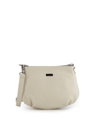 Mała beżowa torebka na ramię z teksturowanej skóry z odpinanym paskiem i srebrnymi okuciami, prostokątna czarna etykieta z logo na środku przodu.