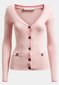 Rosa ribbad kofta med V-ringning, svarta knappar och två framfickor. Har kontrasterande rosa kant längs halsringningen och fickkanterna.