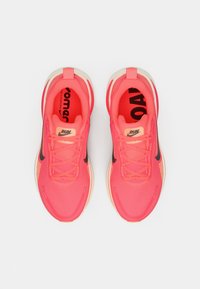 Ροζ αθλητικά παπούτσια με υφασμένο επάνω μέρος, μαύρες λεπτομέρειες και μαξιλαρωμένη σόλα. Διαθέτουν λογότυπο στη γλώσσα και τη λέξη "RUN" στο εσωτερικό.