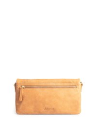 Tan leren clutch tas met een gladde textuur, voorzien van een voorste ritsvak, minimalistisch ontwerp en afgeperst logo.