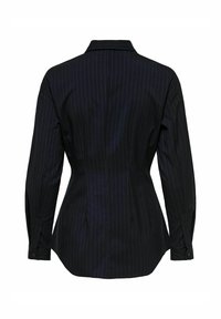 Blouse noire à fines rayures avec manches longues, taille cintrée, poignets boutonnés et col classique vue de dos sur fond blanc.