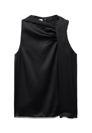 Mouwloze zwarte satijnen top met hoge hals, asymmetrische geplooide details aan de voorkant en een ritssluiting aan de achterkant.