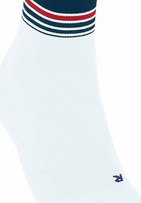 Biała bawełniana skarpetka sportowa z granatowymi i czerwonymi paskami na górze. Posiada prążkowaną strukturę i logo w granatowym kolorze w pobliżu kostki.