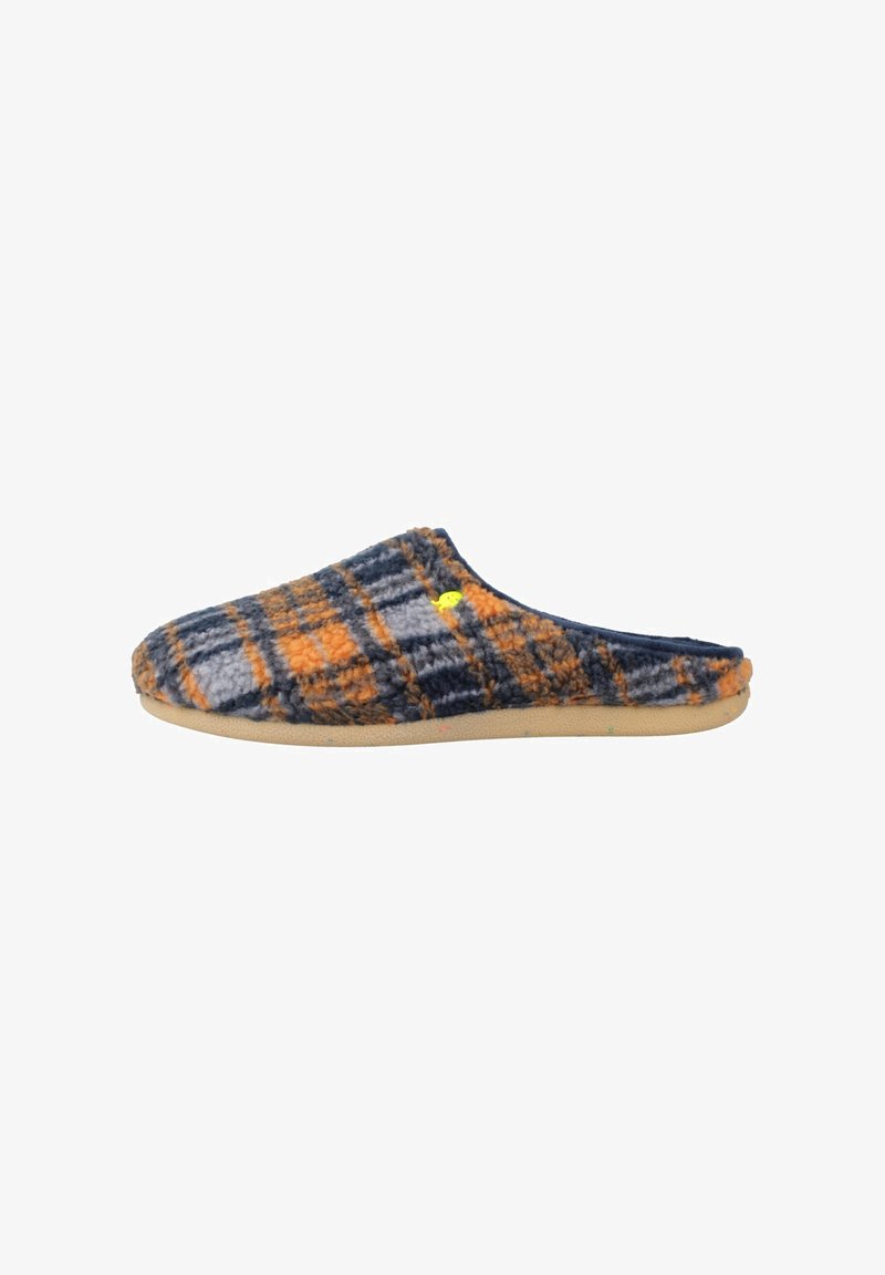 Pantufla con un diseño de cuadros en gris y naranja, fabricada en material suave con una suela de goma color beige y punta redondeada.