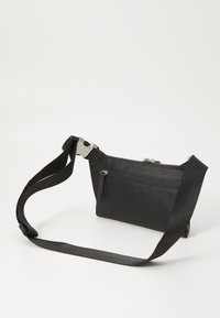 Borsa a tracolla nera realizzata in materiale testurizzato, con un vano principale con zip, una piccola tasca frontale e una tracolla regolabile con fibbia in metallo.