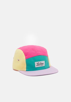 Boné de cinco painéis colorido com painéis rosa, amarelo, verde e roxo. Inclui uma etiqueta de marca e ilhós prateados para ventilação.