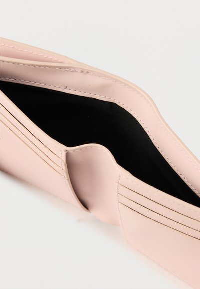 Ανοιχτό ροζ δερμάτινο πορτοφόλι, με μαύρο εσωτερικό, πολλαπλές θήκες καρτών και θήκη για κέρματα με εμφανή ραφές στις άκρες.