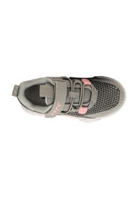 Scarpa sportiva grigia con tomaia in rete, accenti rosa, lacci elastici e fascia a strappo. Suola testurizzata e design di supporto.