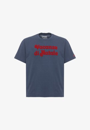 Maglietta a maniche corte blu navy con testo rosso "Vacanze di Natale" centrato sul davanti.