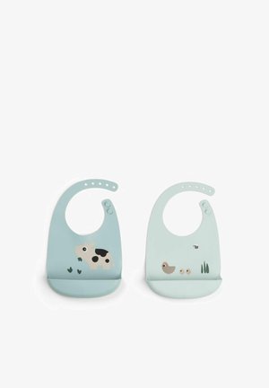 To lyseblå silikone babyluffer, den ene med en ko-illustration og den anden med et design af en høne, kyllinger og en bi.