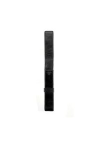 Portafoglio in pelle nera, design elegante, forma allungata, texture liscia, con chiusura a strap sicura e discreto dettaglio di branding in rilievo.