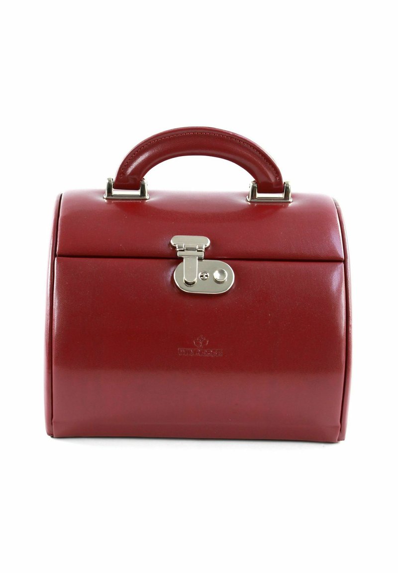 Sac à main en cuir rouge de forme arrondie, matériel en métal argenté, avec une poignée supérieure et un fermoir, arborant un logo en relief sur le devant.