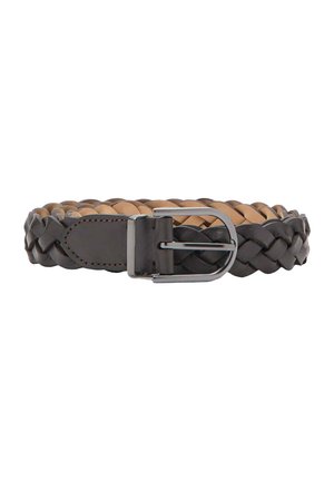 Gevlochten bruine leren riem met een zilverkleurige metalen gesp, met een geweven ontwerp en gestikt leren uiteinde op een witte achtergrond.