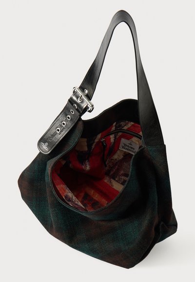 Tumma vihreä ja ruskea ruudullinen olkalaukku, jossa on leveä musta nahkahihna, hopea solki, ja punainen kuviollinen sisävuori, jossa on vetoketjullinen tasku.