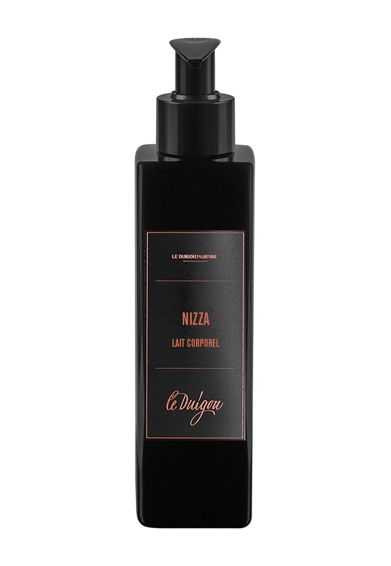 Schwarze rechteckige Flasche mit Pumpenkopf, ausgestattet mit einem minimalistischen Etikett in Roségold, das den Produktnamen "Nizza Lait Corporel" anzeigt.