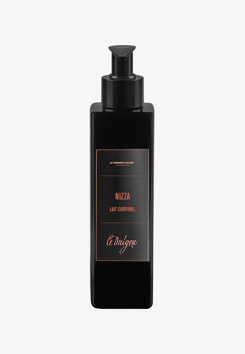Schwarze rechteckige Flasche mit Pumpenkopf, ausgestattet mit einem minimalistischen Etikett in Roségold, das den Produktnamen "Nizza Lait Corporel" anzeigt.