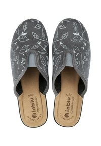 Pantofole in tessuto grigio con motivo a foglia, stile facile da indossare, interno morbido e soletta imbottita beige con il nome del marchio "inblu."