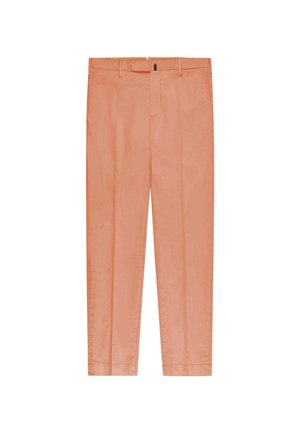 Rurki o dopasowanym kroju w koralowym kolorze z szlufkami na pasek, przednim zamkiem błyskawicznym i wyprasowanymi zakładkami na każdej nogawce, prezentowane na białym tle.