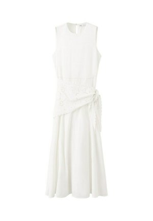 Ærmeløs hvid midikjole med rund halsudskæring og asymmetrisk broderet omslagsdetalje, der bindes i siden.