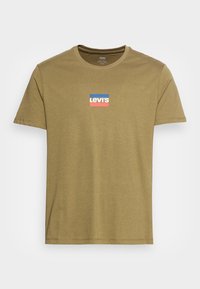 Olivevihreä lyhythihainen t-paita, joka on valmistettu puuvillasta. T-paidassa on rintakehässä suorakulmainen Levi's-logo punaisena, sinisenä ja valkoisena.