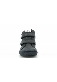 Zapatillas altas negras con dos correas de Velcro, suela de goma y diseño texturizado. Presenta un panel de acento azul en los lados.