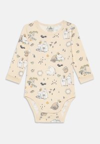 Bodysuit pour bébé à manches longues en tissu beige doux avec des impressions de personnages Moomin, doté de fermetures à pressions et d'un col rond.