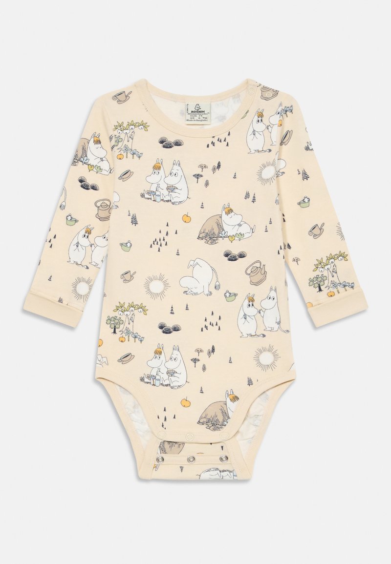 Bodysuit pour bébé à manches longues en tissu beige doux avec des impressions de personnages Moomin, doté de fermetures à pressions et d'un col rond.