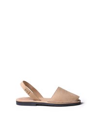 Vaaleanruskeat mokkanahkaiset slingback-sandaalit, joissa on leveä etuvalja, ommeltu yksityiskohtia ja musta kumipohja. Yksinkertainen, minimalistinen muotoilu.