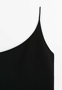 Camiseta nera a costine con una sola spallina sottile, caratterizzata da un tessuto liscio e stretch, e un collo asimmetrico.