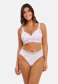 Ensemble de bralette et culottes en tissu blanc doux, léger, orné de motifs de feuilles pastel et de délicates finitions en dentelle le long des bords.