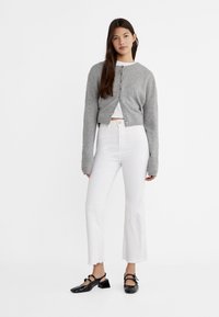 Stradivarius - MIT SCHLAG - Flared Jeans - white Miniatuurafbeelding 1