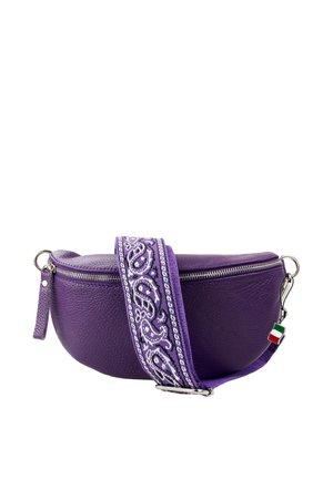 Sac bandoulière en cuir violet avec fermeture éclair argentée et large anse violette avec des motifs paisley blancs et un pendentif drapeau italien.