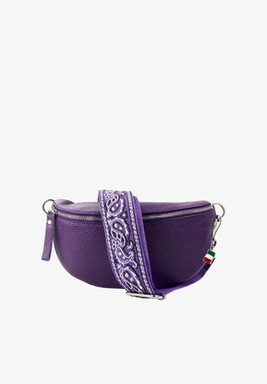 Paarse leren crossbodytas met zilveren ritssluiting en brede paarse band met witte paisley patronen en een Italiaanse vlag bedeltje.